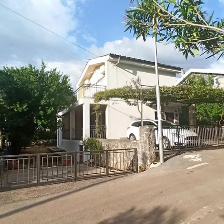 Family - 100m From Sea *